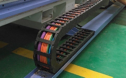 電纜、氣管、水管都可置于拖鏈中